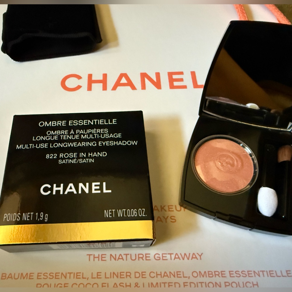 CHANEL Ombre Essentielle Eyeshadow in Rose in Hand